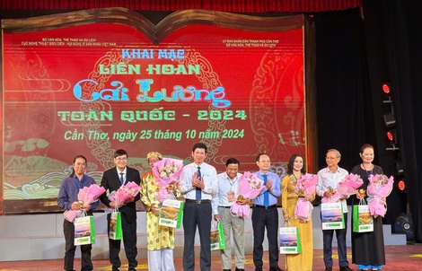 NSND Thanh Điền, nhà văn Bích Ngân ngồi ghế nóng Hội đồng nghệ thuật cải lương