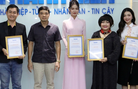 Hoa hậu Nguyễn Thanh Hà tặng 30.000 tập vở cho học sinh khó khăn vùng lũ