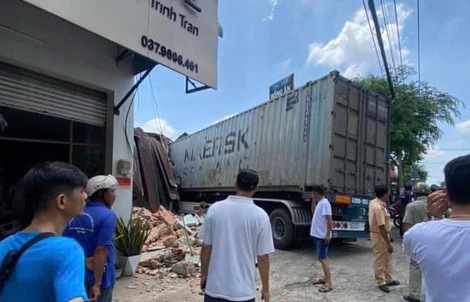 Tài xế container tử vong sau khi tông sập nhà dân