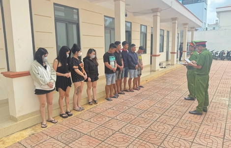 Chủ quán karaoke tổ chức cho khách và nhân viên "bay lắc"
