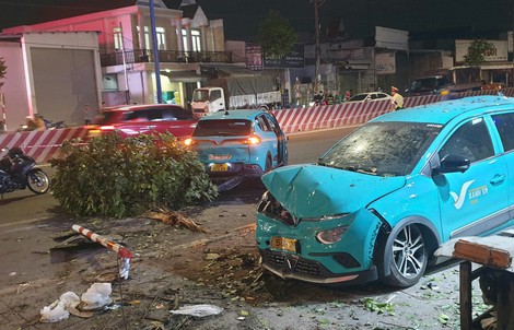 Hai taxi điện, 2 xe máy tông liên hoàn, bẹp dúm ở Bình Dương