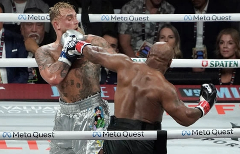 Jake Paul đánh bại Mike Tyson sau 8 hiệp đấu, nhận 40 triệu USD