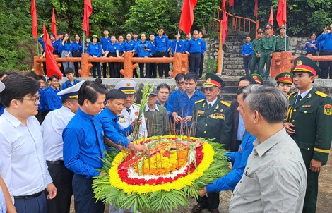 Xúc động hành quân về nguồn Bến Vũng Rô