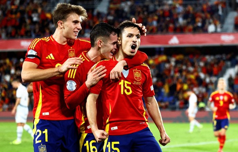 Thua nghẹt thở Tây Ban Nha, Thụy Sĩ rớt hạng Nations League