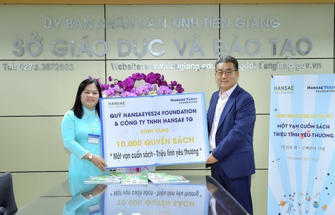 Trao 10.000 quyển sách cho học sinh tỉnh Tiền Giang