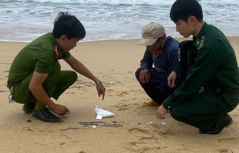 Phát hiện hàng nghìn viên nén ma túy dạt vào bờ biển Quảng Ngãi