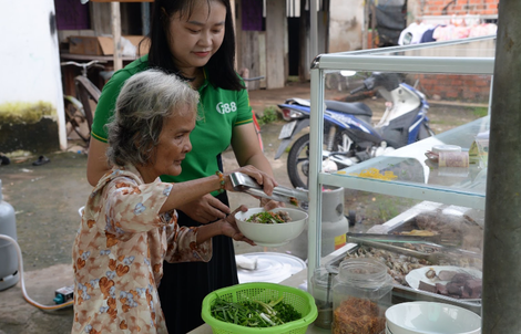 Quán hủ tiếu ven đường của người phụ nữ nặng 27 kg