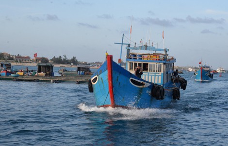 Một ngư dân tàu cá rơi xuống biển mất tích