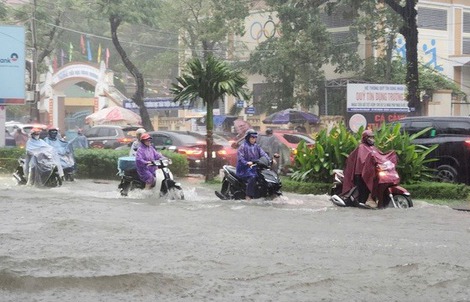 Miền Trung mưa rất lớn, nguy cơ sạt lở đất, ngập lụt diện rộng