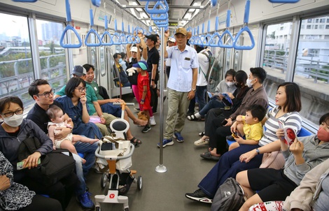 Metro số 1 vận hành ngày đầu: Lượng khách gấp 5 lần dự kiến