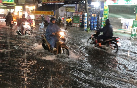 TP HCM bất ngờ mưa to gây ngập nhiều nơi