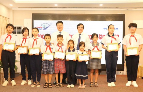 Báo Đồng Nai trao 100 suất học bổng "Vượt khó vì tương lai"