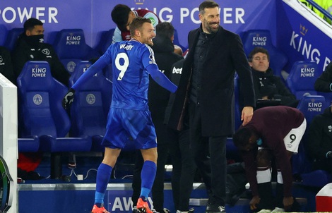 "Thuyền trưởng" Van Nistelrooy ra mắt ấn tượng, Leicester nghiền ép West Ham