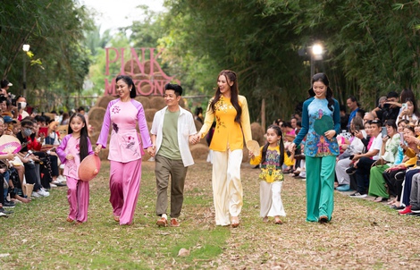 Xem Việt Trinh trình diễn thời trang