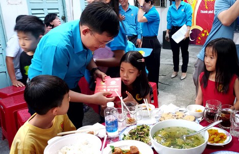 Lãnh đạo LĐLĐ TP HCM vui Tết cùng công nhân ở trọ