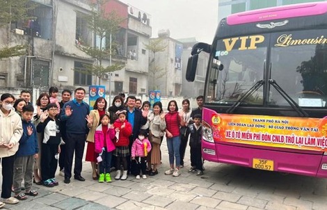 Người lao động trở lại Hà Nội làm việc trên những chuyến xe Công đoàn
