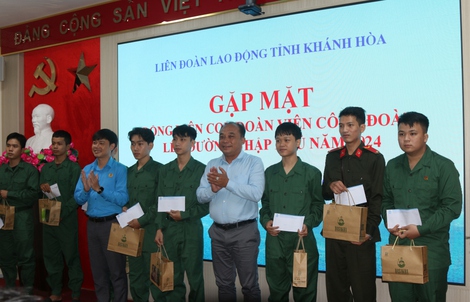 Động viên con em đoàn viên Công đoàn nhập ngũ