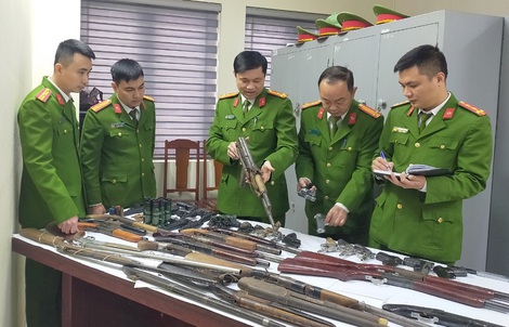 Đối tượng hình sự, thanh niên hư giao nộp 31 khẩu súng quân dụng