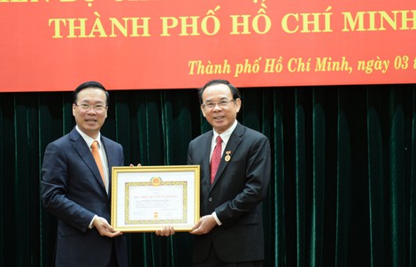 Bí thư Nguyễn Văn Nên nhận huy hiệu 45 năm tuổi Đảng