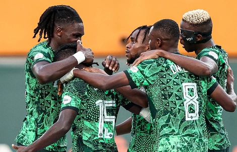 Cựu sao Ngoại hạng rực sáng, Nigeria đoạt vé bán kết Cúp châu Phi