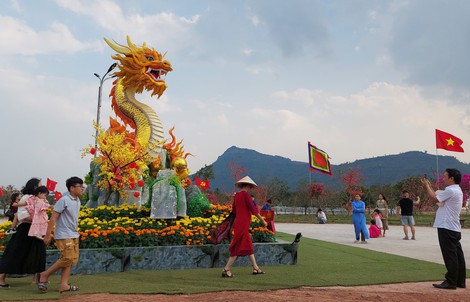 Dòng người kéo nhau đến ngắm linh vật rồng ở vùng biên Lao Bảo