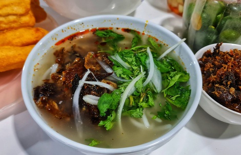 Độc đáo cháo chờ Nam Ô