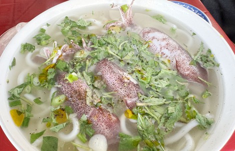 Độc đáo bánh canh mực Đà Nẵng