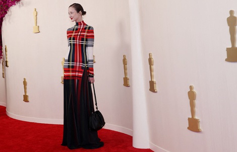 Những bộ đầm xấu tệ tại Oscar 2024