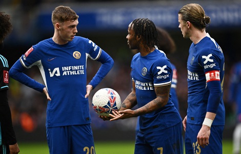 Sterling gieo "thảm họa", Chelsea thắng nghẹt thở Leicester 