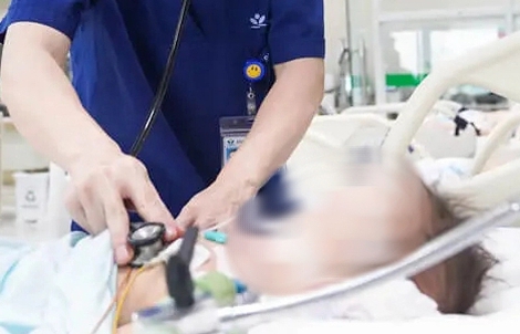 Bé 2 tháng tuổi tổn thương thần kinh do bế bồng sai cách