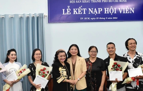 NSND Kim Cương xúc động trong lễ kết nạp hội viên mới