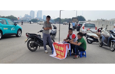 VIDEO: Phe vé trận Việt Nam - Indonesia đứng mỏi chân cả sáng không ai hỏi mua