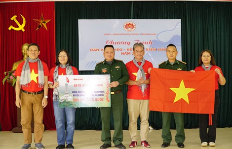 Trao tặng 1.000 lá cờ Tổ quốc tại tỉnh Hà Giang và Cao Bằng