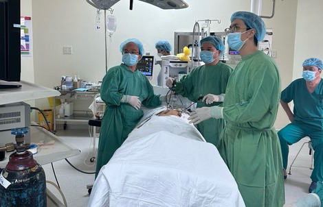 Bệnh viện tuyến quận mổ được u quái buồng trứng lớn