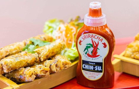 Thực khách xếp hàng đợi thưởng thức đặc sản Việt cùng tương ớt Chin-su Sriracha tại Foodex Nhật Bản 2024