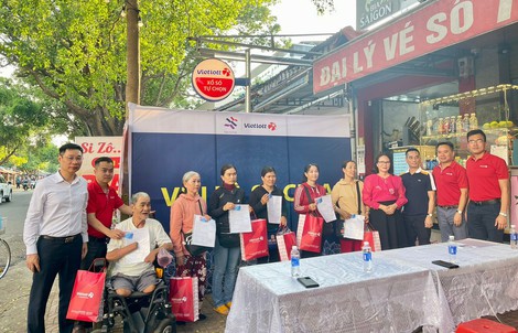 Quỹ Tâm Tài Việt và Vietlott trao tặng bảo hiểm sức khỏe đến người phân phối xổ số tại Đắk Lắk và Đà Nẵng