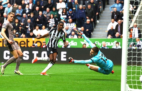 Thua thảm Newcastle, Tottenham văng khỏi Top 4 Ngoại hạng
