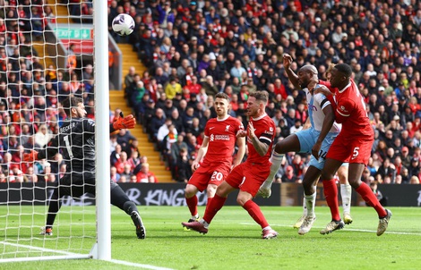 Thua Crystal Palace, Liverpool gặp bất lợi lớn khi đua vô địch Anh