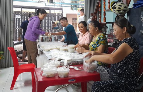 Những người đàn ông đứng bếp nấu cháo