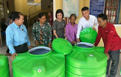 Tân Á Đại Thành tặng hàng trăm bồn nước cho bà con miền Tây