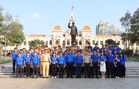 Tuổi trẻ Khối Dân- Chính- Đảng cùng các đơn vị dâng hoa tưởng niệm Chủ tịch Hồ Chí Minh