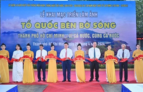 Triển lãm ảnh "Tổ quốc bên bờ sóng" lần 2