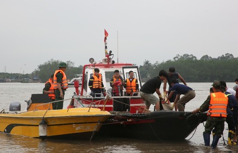 Thủ tướng Chính phủ chỉ đạo tập trung tìm kiếm người mất tích trong vụ lật thuyền