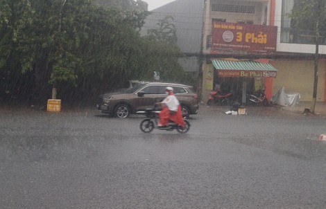 CLIP: Người dân Cần Thơ mát lòng khi đón cơn mưa đầu mùa