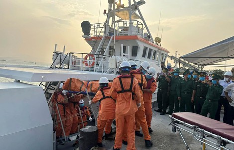 Vụ chìm sà lan ở Quảng Ngãi: Nghi ngờ có 9 người gặp nạn