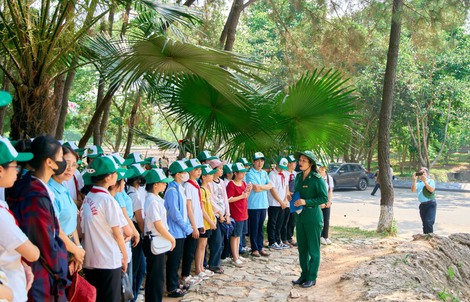 Hàng ngàn du khách vượt qua nắng nóng về ngã ba Đồng Lộc