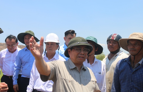 Thủ tướng xuống đồng thăm nông dân vùng hạn