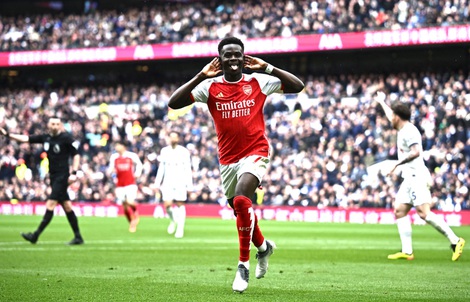 Arsenal thắng thót tim ở derby London, vững ngôi đầu Ngoại hạng Anh
