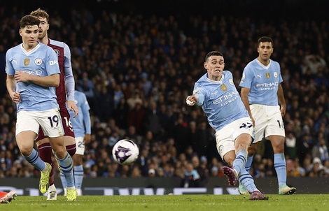 Phil Foden bùng nổ với hat-trick, Man City bám đuổi Arsenal