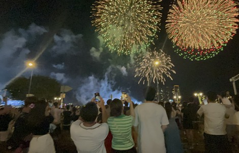 Pháo hoa rực sáng trên bầu trời TP HCM mừng lễ 30-4